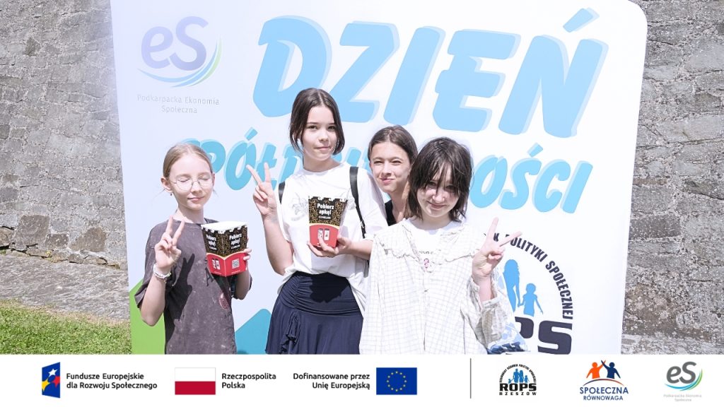 Grupa dzieci z popcornem pozująca do zdjęcia