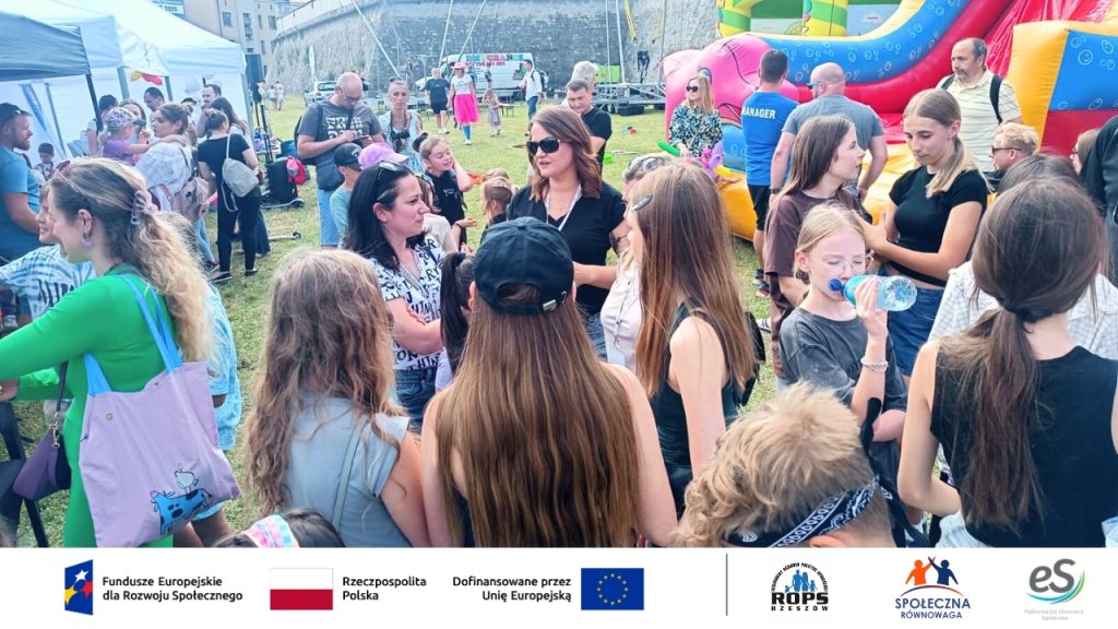 Zdjęcie ludzi bawiących się na świeżym powietrzu.