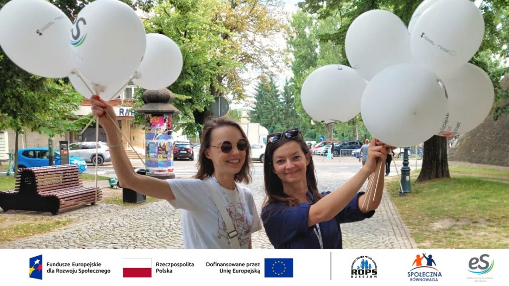 Zdjęcie kobiet trzymających balony