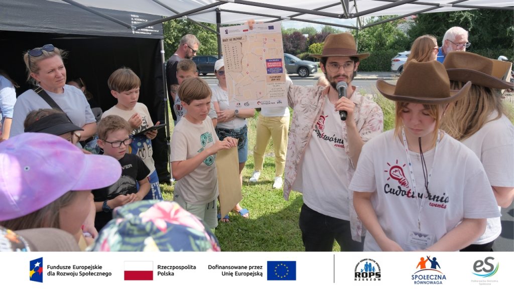 Mężczyzna prezentujący mapę do zagadek dla dzieci