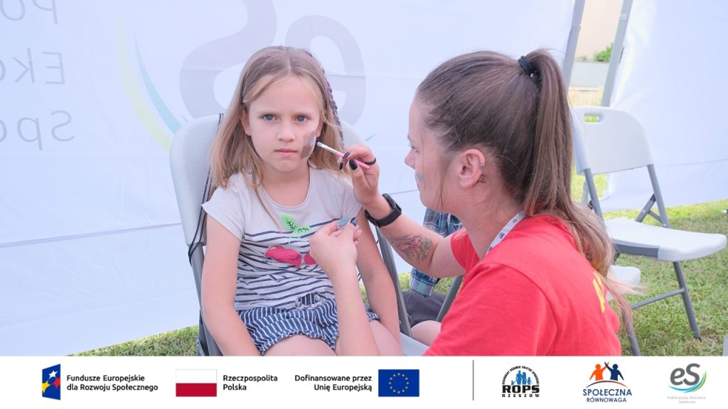 Zdjęcie dziecka które jest malowane