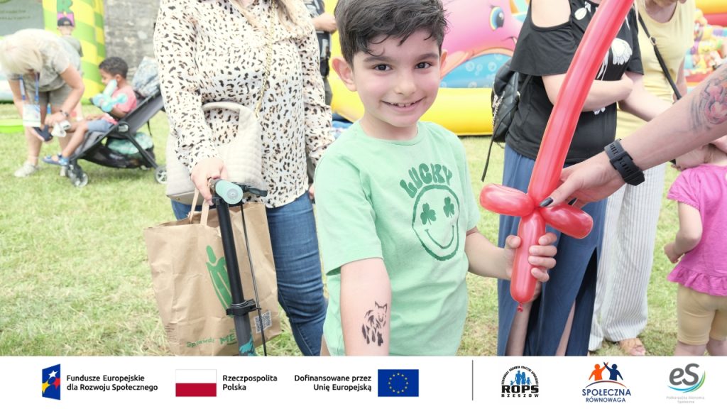 Zdjęcie dziecka z balonowym mieczem
