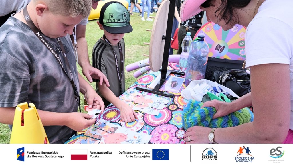 Zdjęcie dzieci układających puzzle