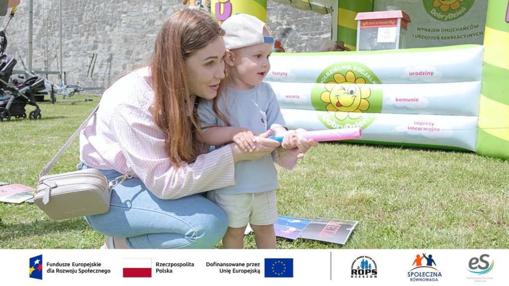 Zdjęcie matki z dzieckiem z armatą konfetti