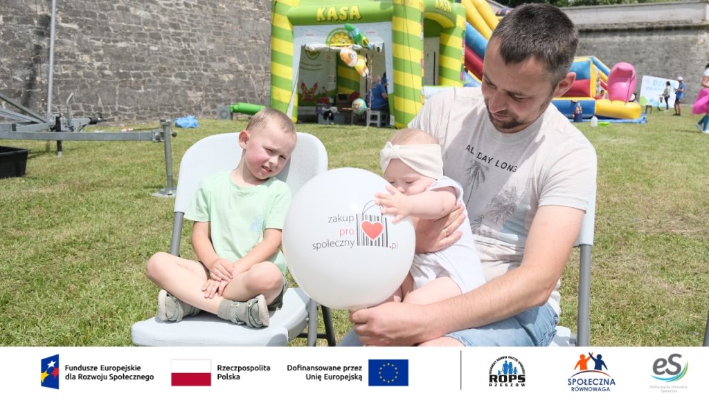 Zdjęcie ojca z dwójką dzieci