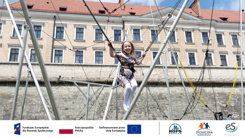 Zdjęcie dziecka bawiącego się na uprzężach