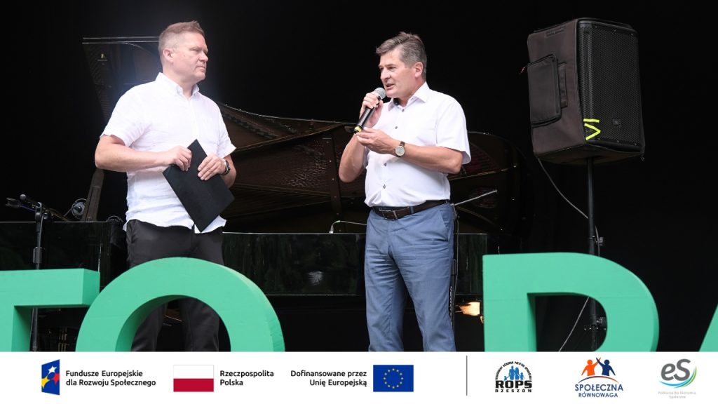 Dwóch mężczyzn przemawiających na scenie