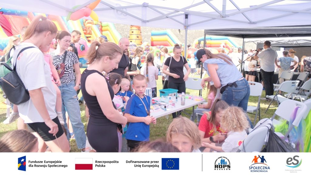Grupa rodzin na świeżym powietrzu