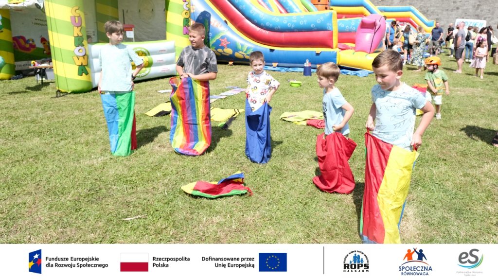 Grupa dzieci przygotowujących się do wyścigu w workach