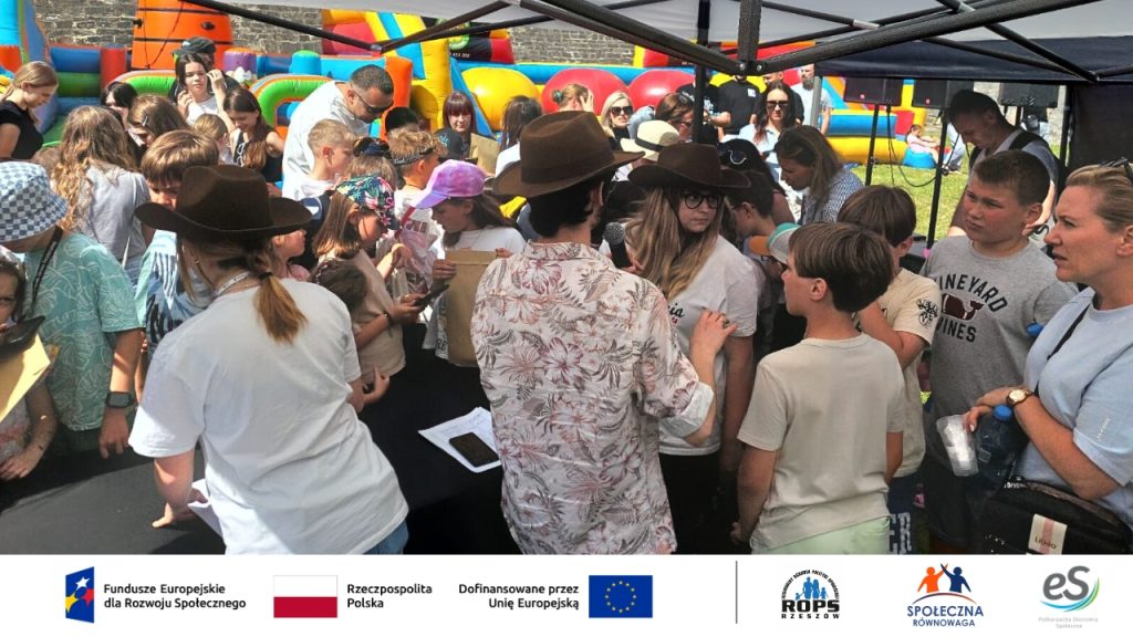 Zdjęcie ludzi rozmawiających z rodzinami