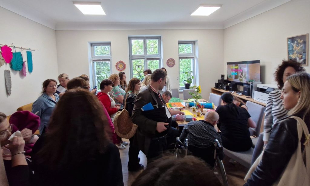 Zdjęcie grupy ludzi w pomieszczeniu studyjnym