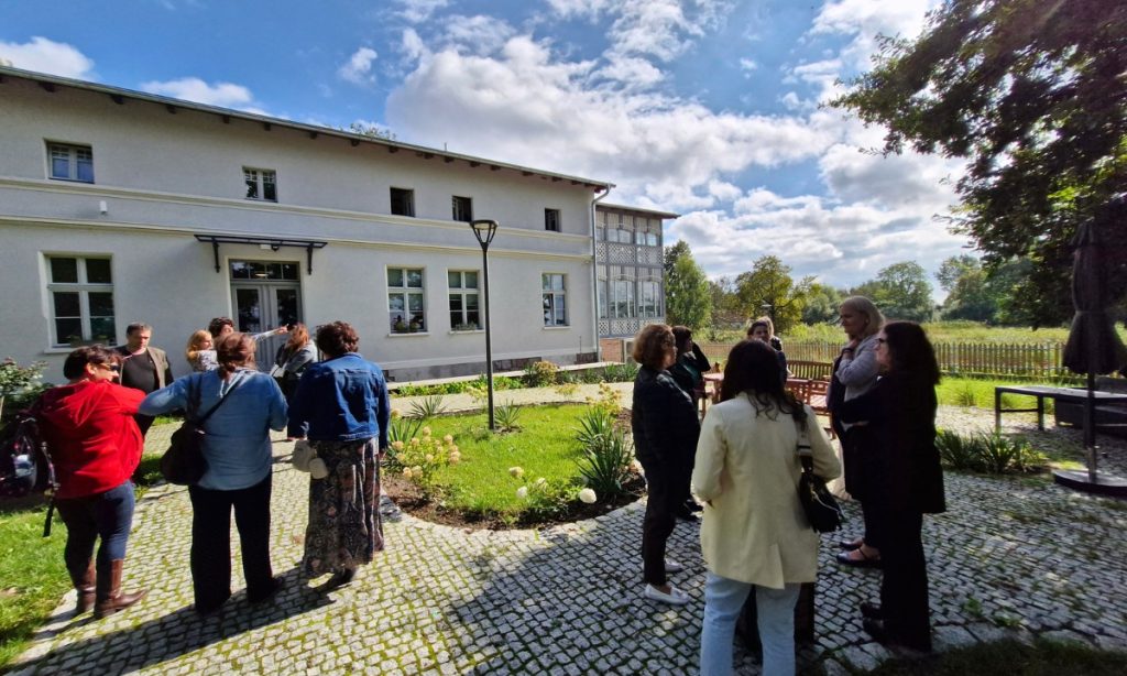 Zdjęcie ludzi stojących przed budynkiem