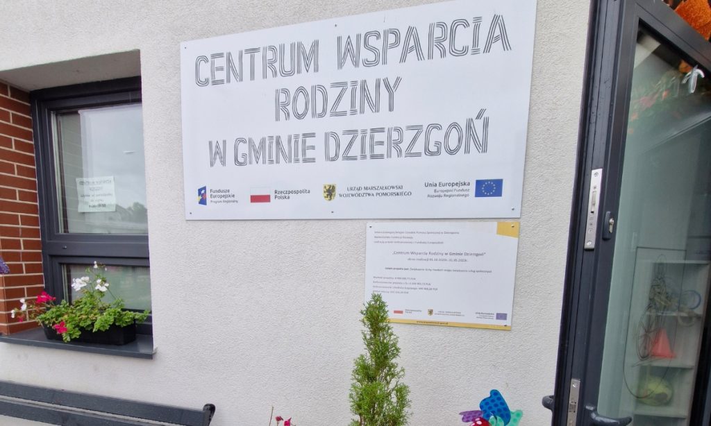 Zdjęcie pokazujące tabliczkę centrum wsparcia rodziny w gminie Dzierzgoń