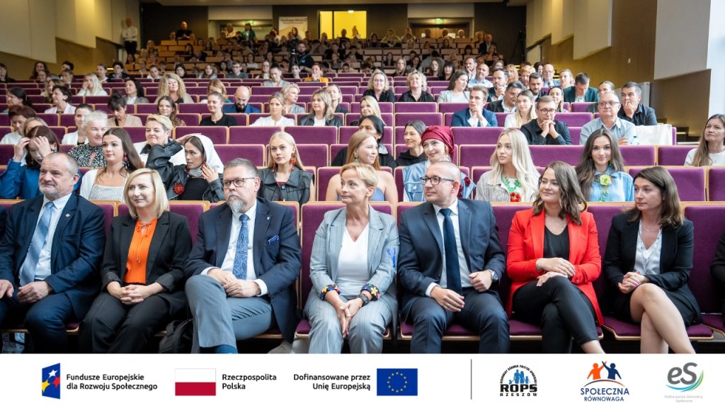 Tłum ludzi na auli