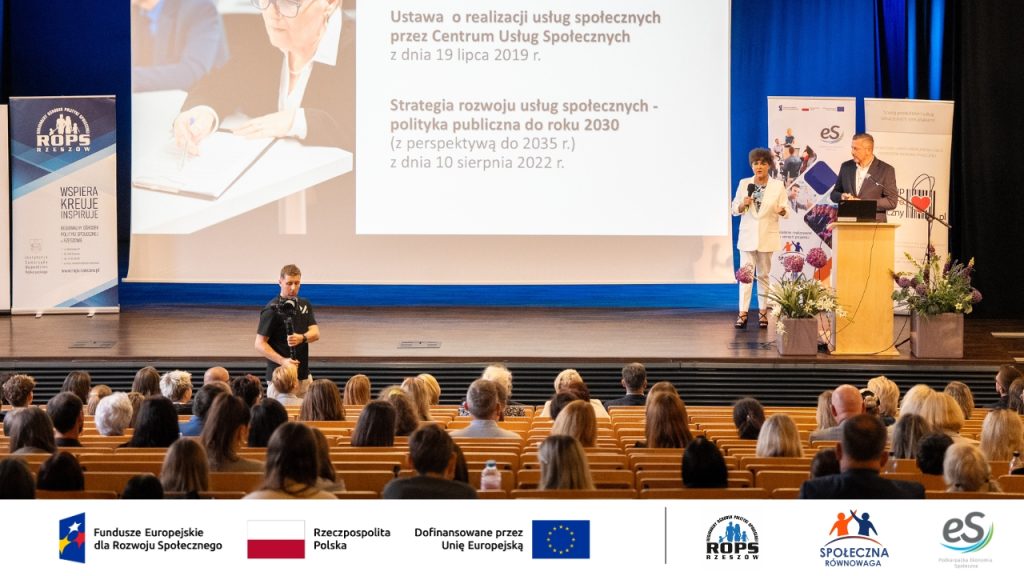 Kobieta przemawiające przed tłumem ludzi