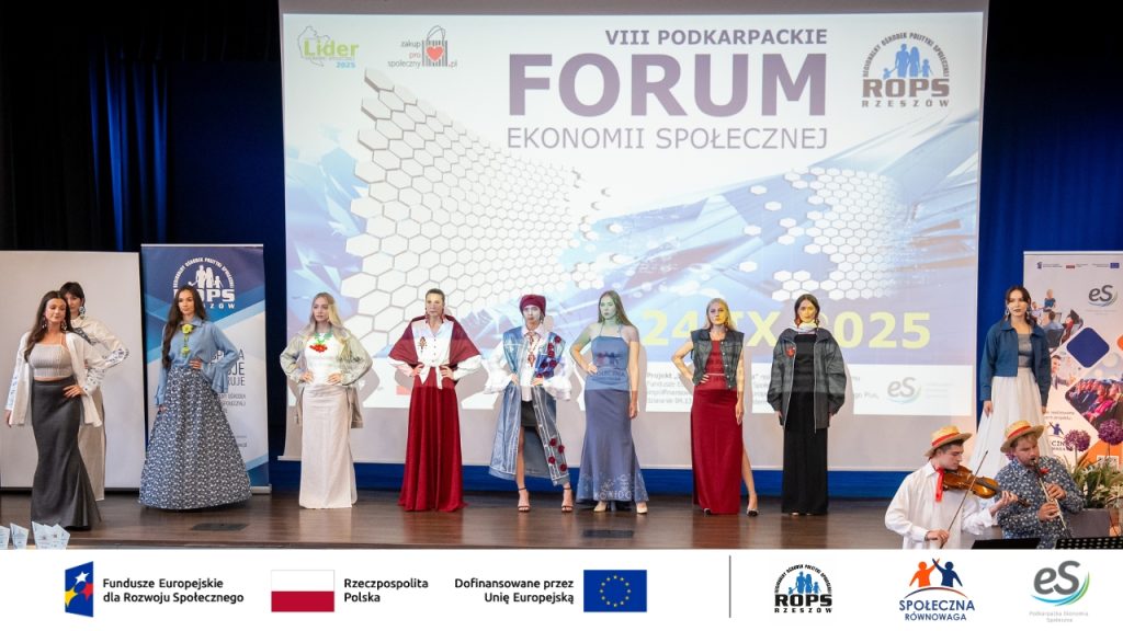 Kobiety w strojach ludowych pozują na scenie