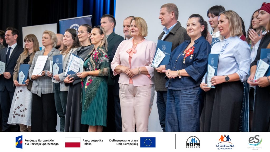 Grupa ludzi z nagrodami