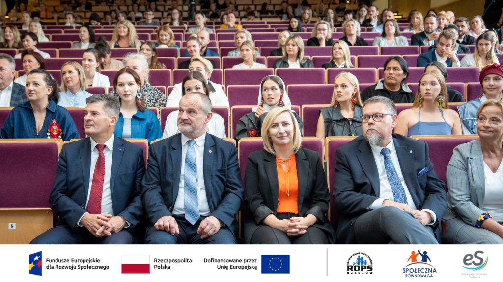 tłum ludzi na auli