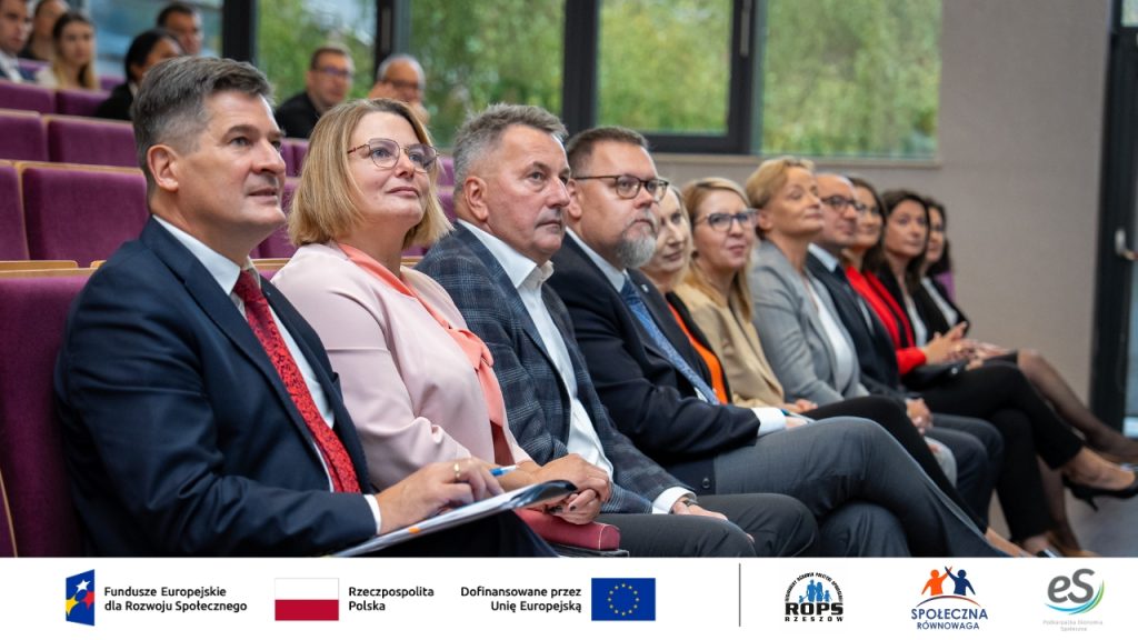 Grupa ludzi słucha prezentacji