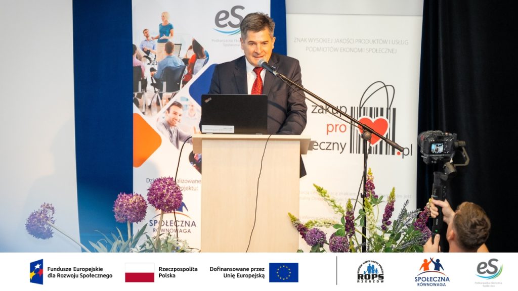 Mężczyzna przemawiający na auli