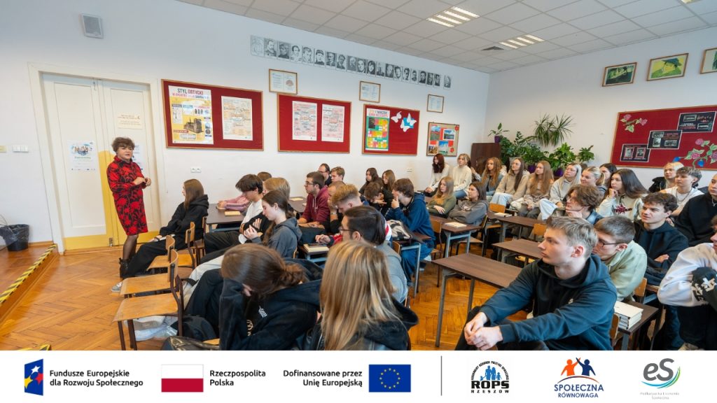 zdjęcie nastolatków słuchających edukatora