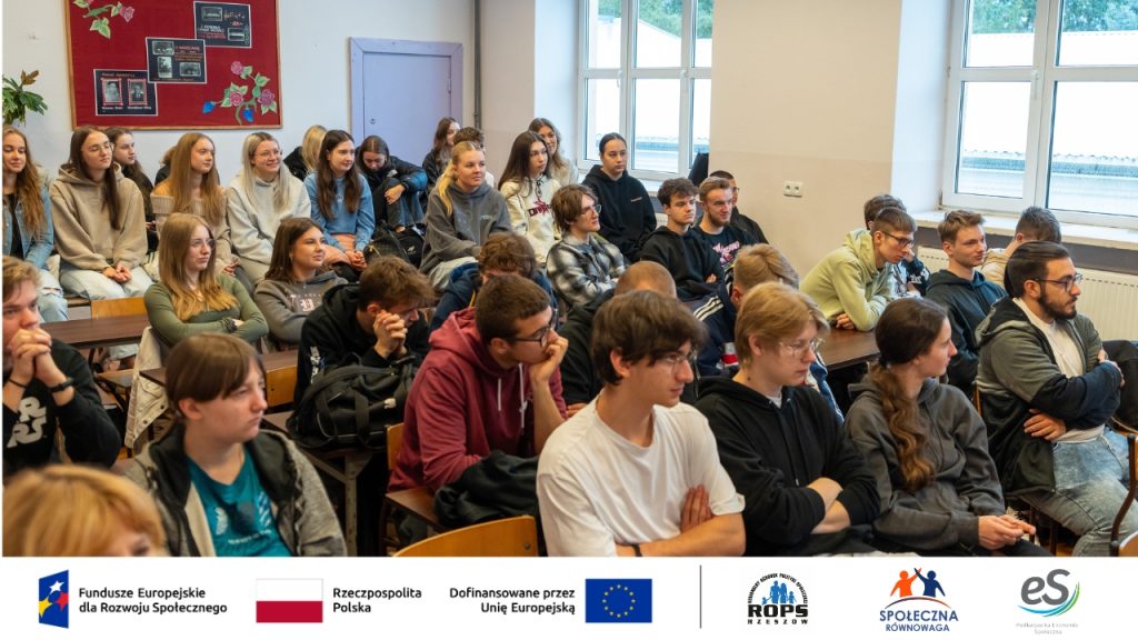 Zdjęcie nastolatków siedzących w klasie