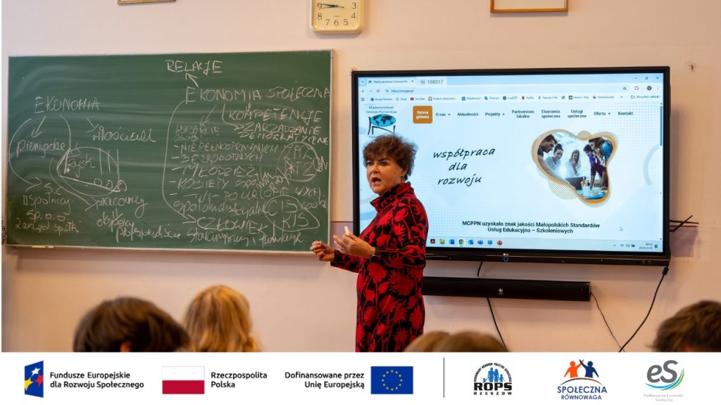 Zdjęcie kobiety która przemawia na tle prezentacji