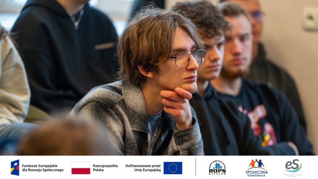 Zdjęcie zaciekawionego nastolatka przemową