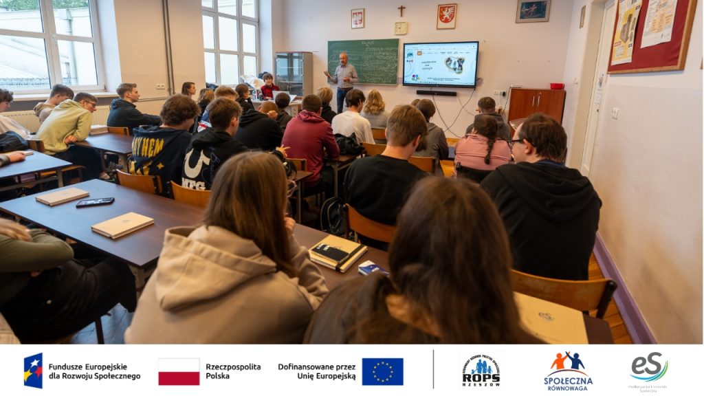 Zdjęcie grupy nastolatków w klasowni
