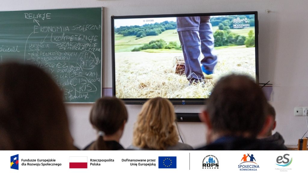 Zdjęcie nastolatków, którzy oglądaja film edukacyjny