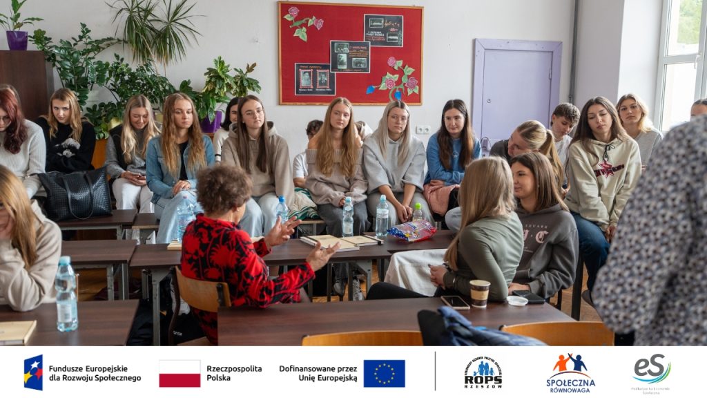 Zdjęcie nastolatków słuchających mówcy
