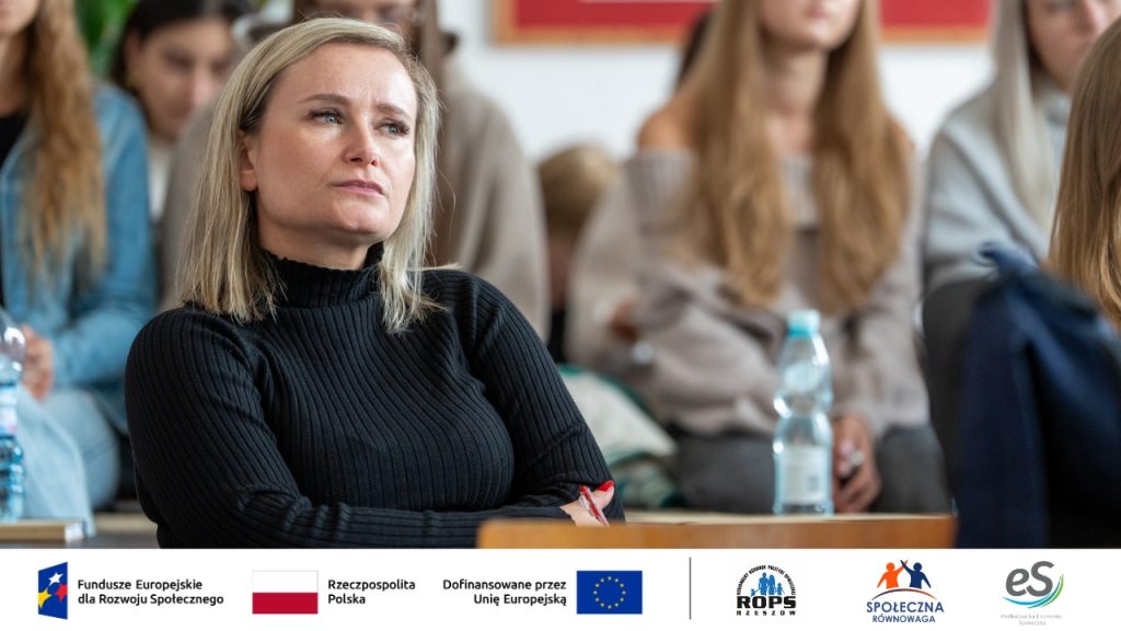 Zdjęcie kobiety słuchającej przemowy