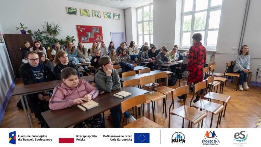 Zdjęcie nastolatków w sali