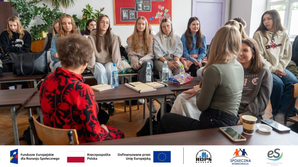 Zdjęcie grupy nastolatków słuchających speakera