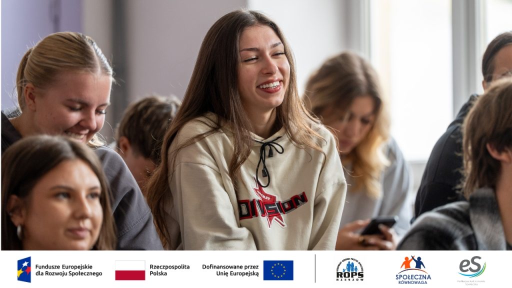 Zdjęcie uśmiechających się nastolatków