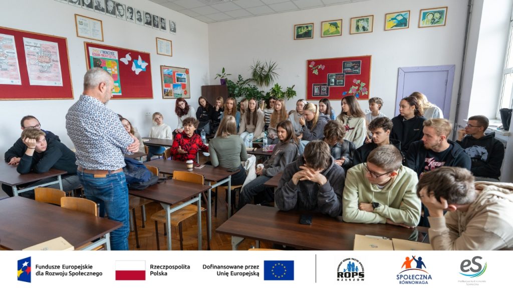 Zdjęcie nastolatków słuchających edukatora