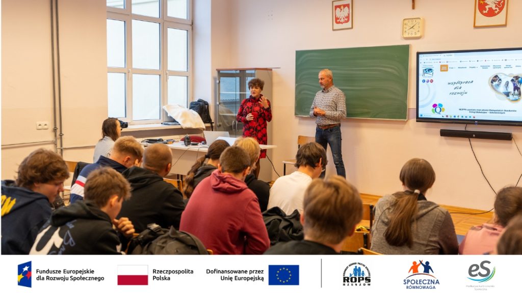 zdjęcie nastolatków w klasowni