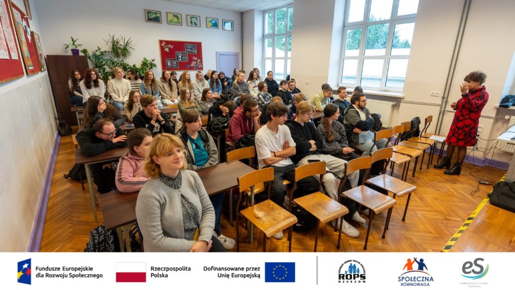 Zdjęcie nastolatków w klasowni