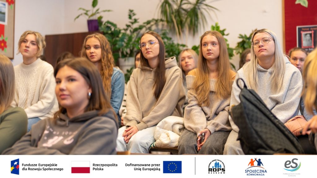 Zdjęcie słuchających nastolatków