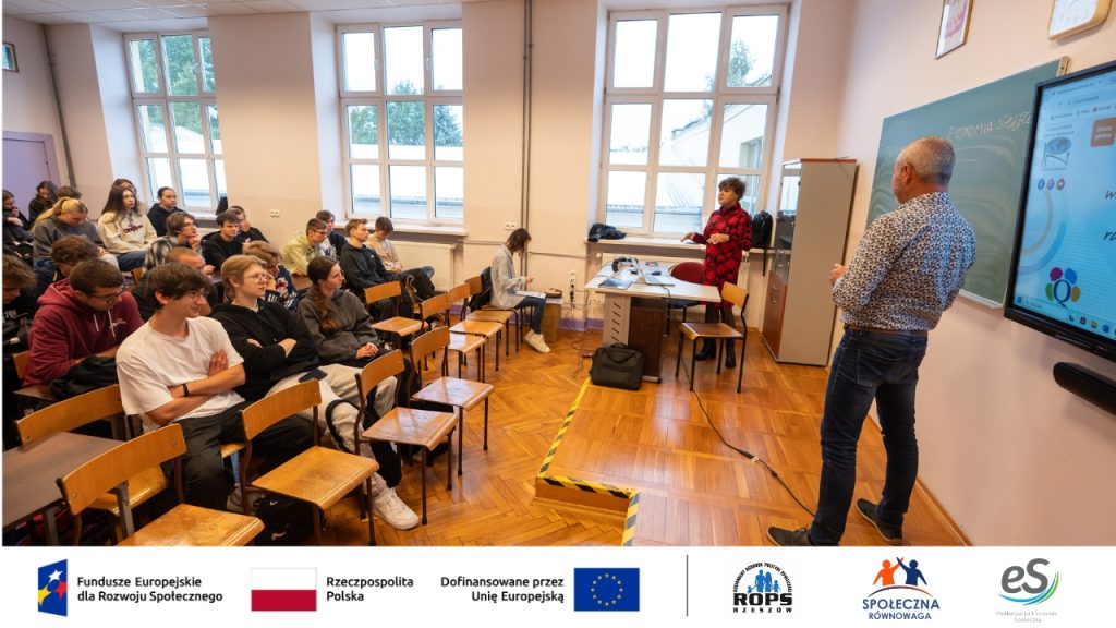 Zdjęcie dwóch edukatorów w klasowni