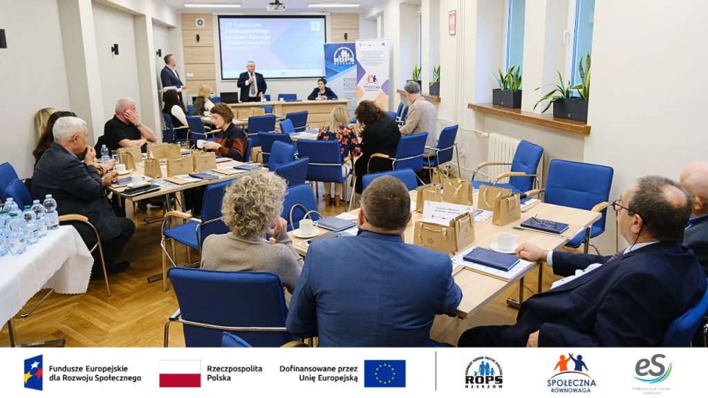 Ludzie słuchający przemówienia na sali konferencyjnej