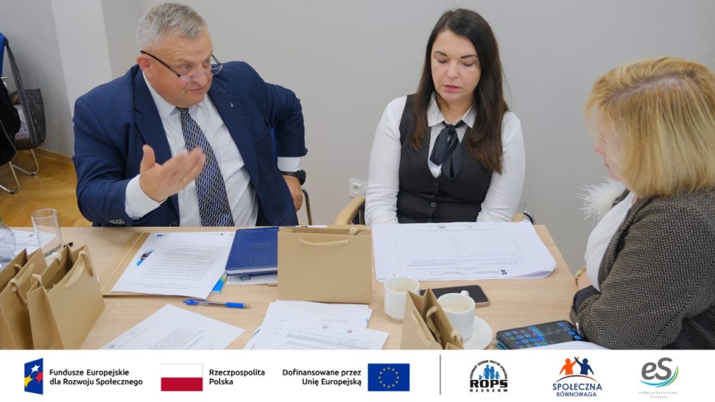 Ludzie dyskutujący nad dokumentami