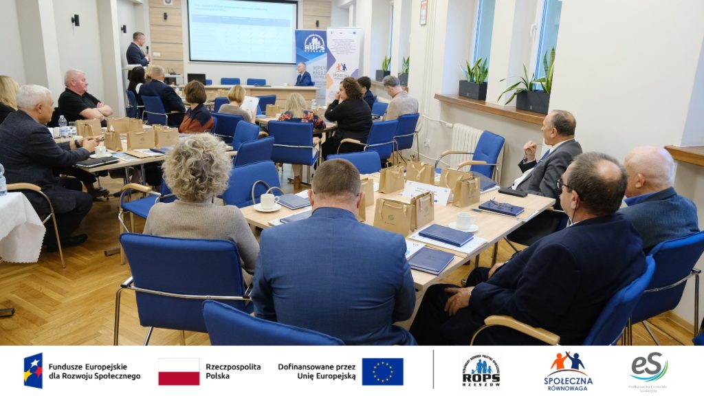 Ludzie słuchający przemówienia na sali konferencyjnej
