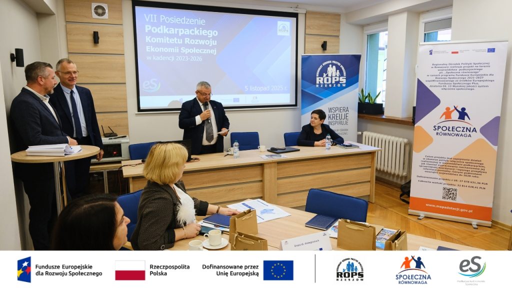 Speaker przemawiający na sali konferencyjnej