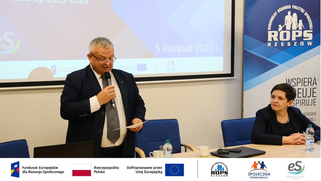 Mężczyzna przemawiający na spotkaniu