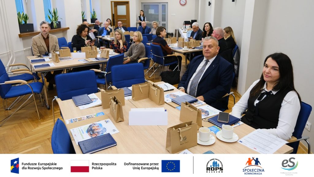 Grupa ludzi na sali konferencyjnej
