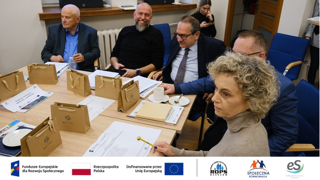 Grupa ludzi słuchających wypowiedzi