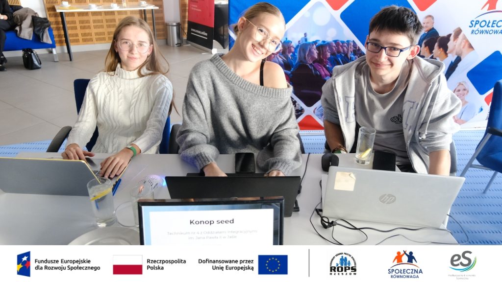 Grupa ludzi pracujących przy komputerach