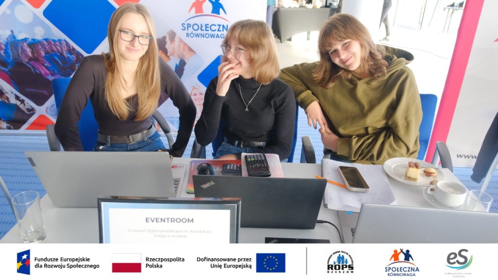 Grupa uśmiechniętych kobiet pracujących przy komputerach