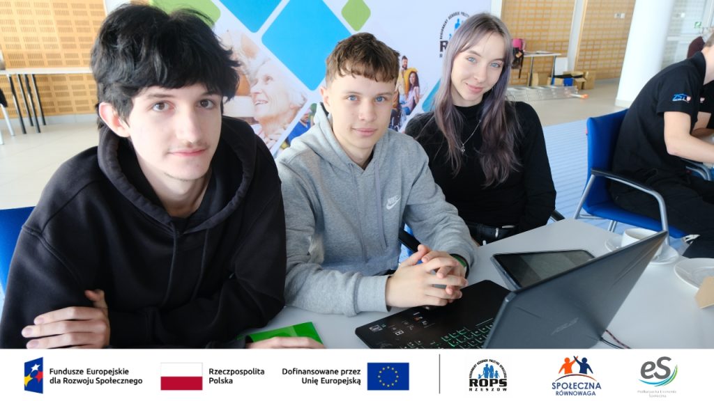 Grupa osób pracujących przy komputerach